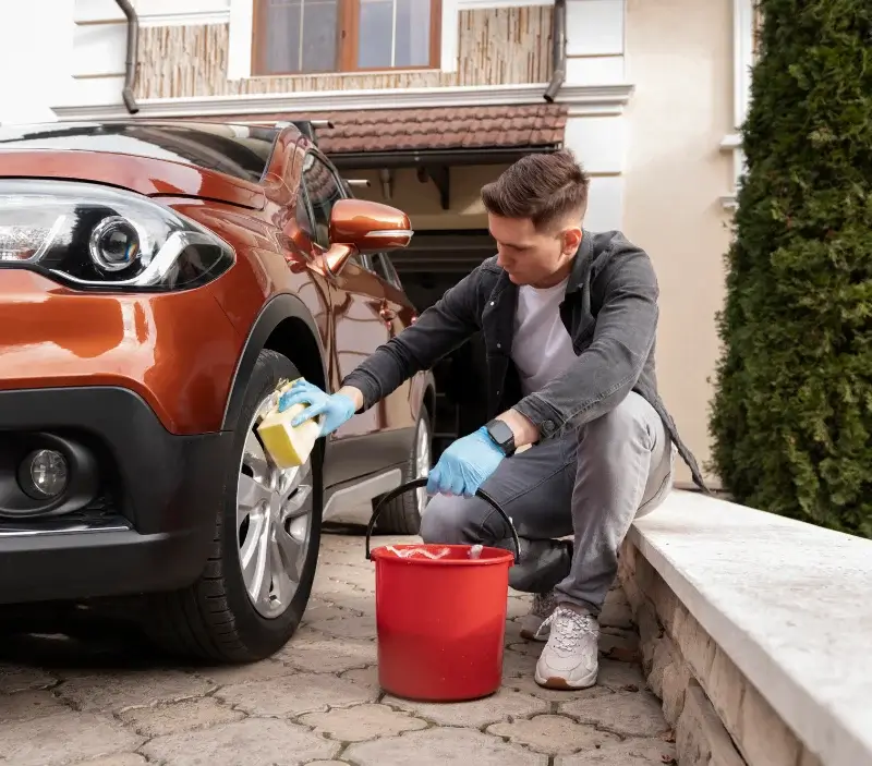 Lavage auto à domicile Lacour : professionnel intervenant sur un véhicule